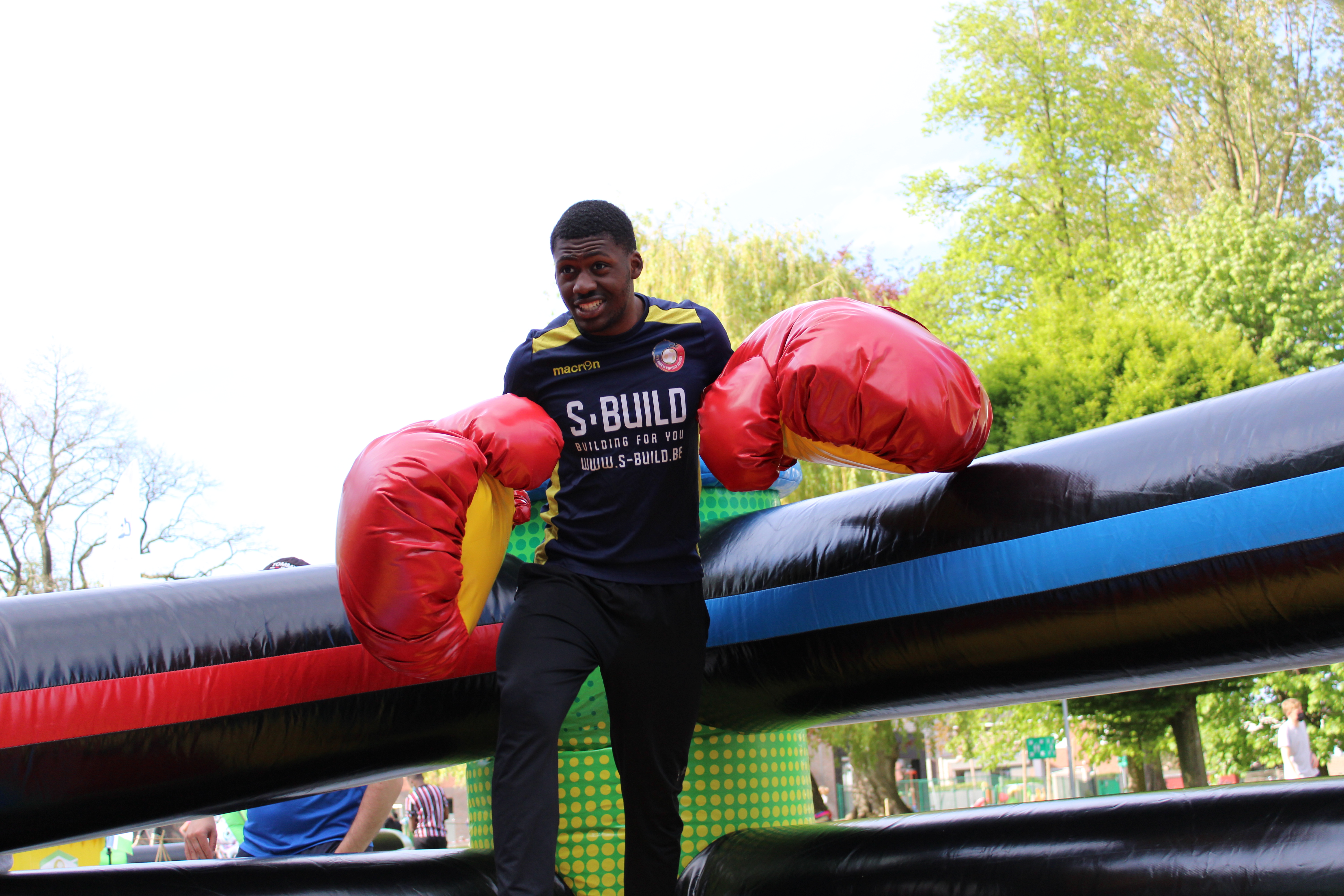 Boksen op een sportdag middelbare school