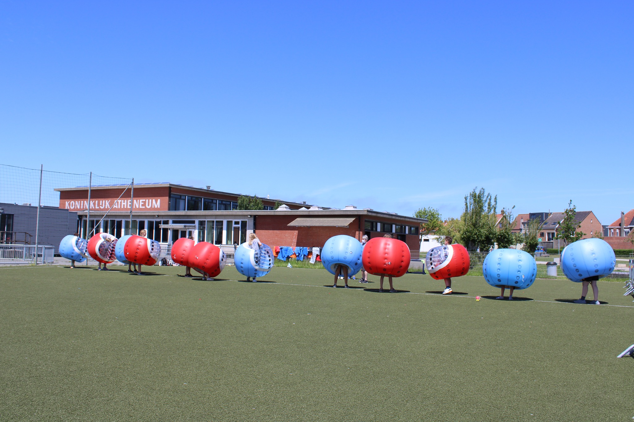 Bubbelballs op de sportdag voor de lagere school