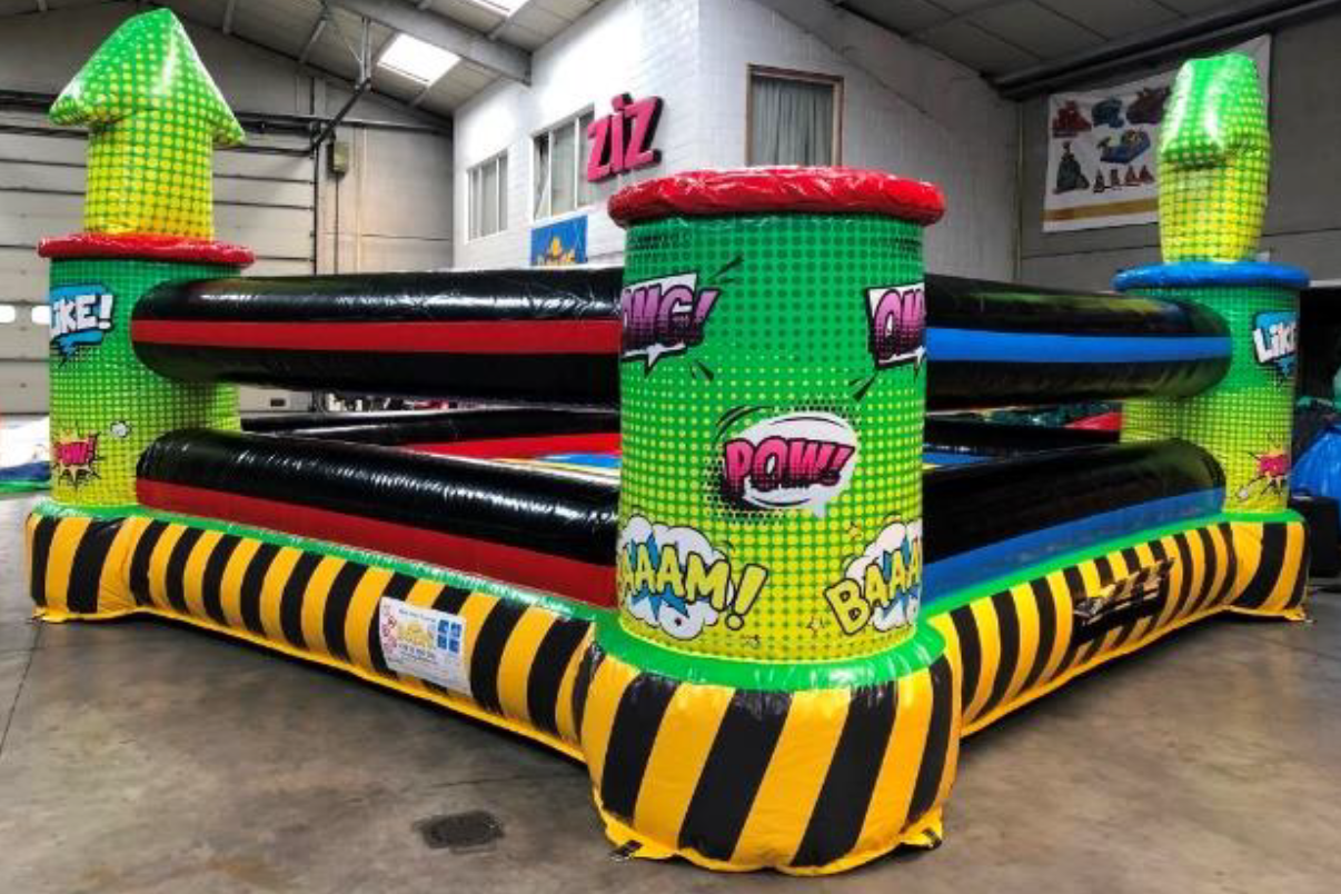 Inflatable boxing ring met reuze handschoenen