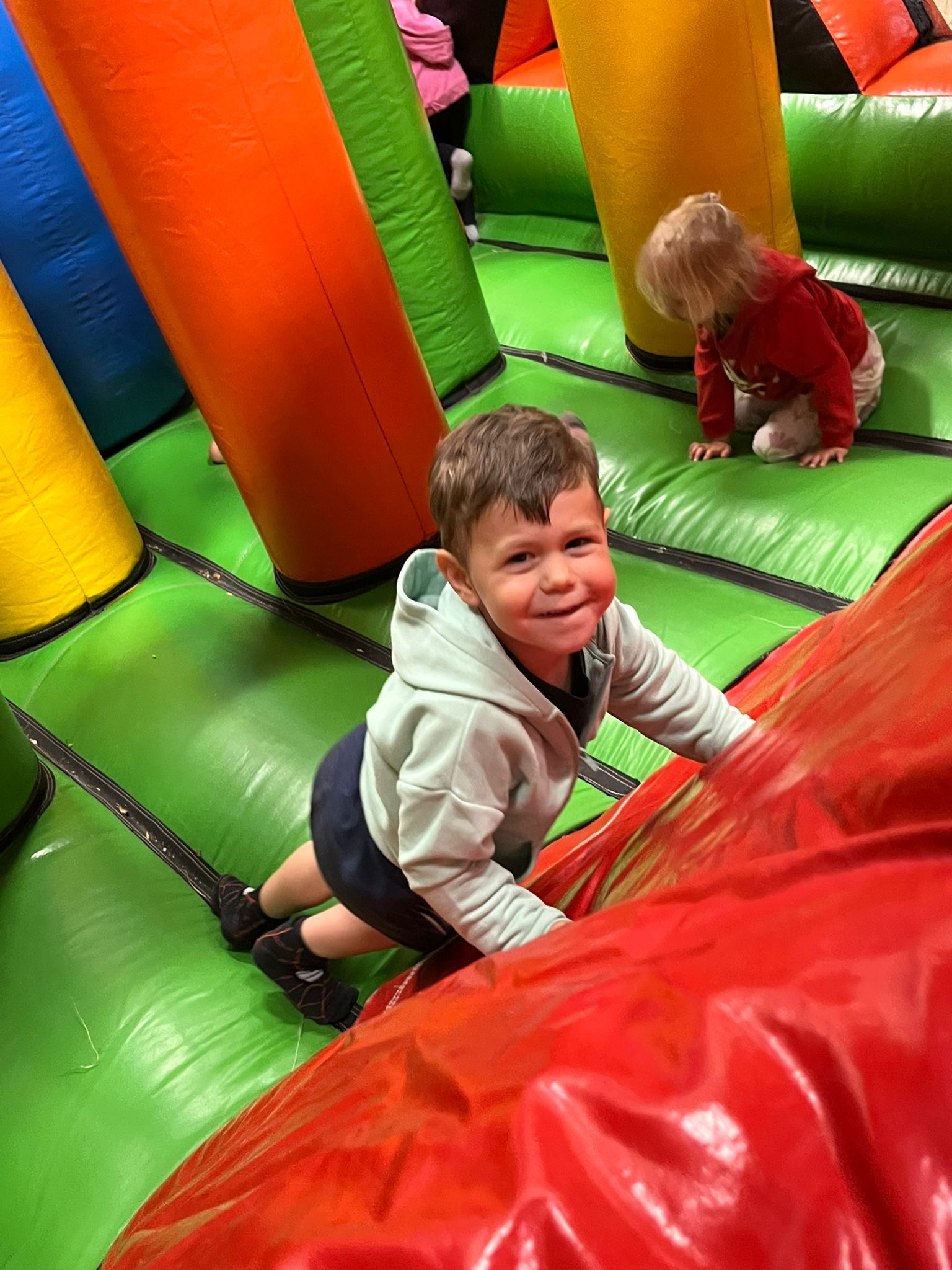 Kinderen op het springkasteel sportdag