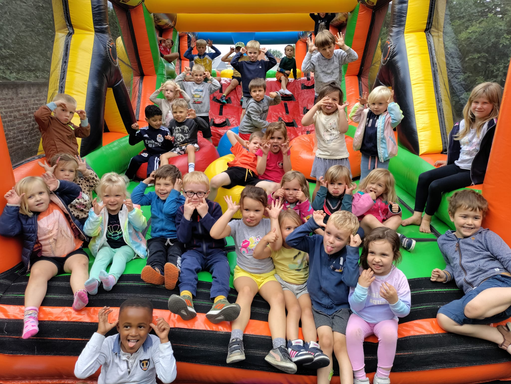 Lachende kleuters op het springkasteel kleutersportdag