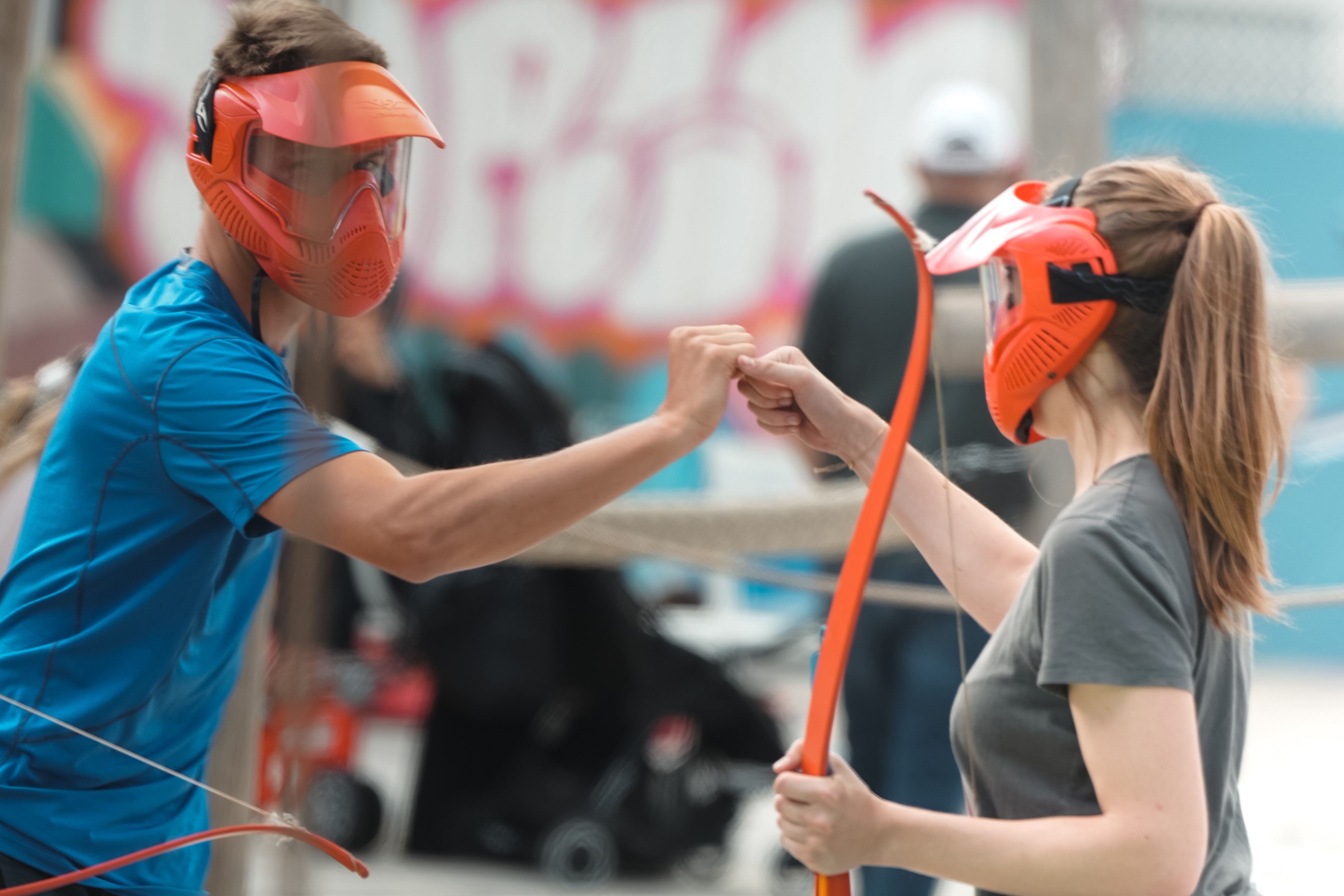 Archery tag op een sportdag middelbaar