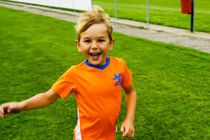 Lachende kinderen op een sportdag