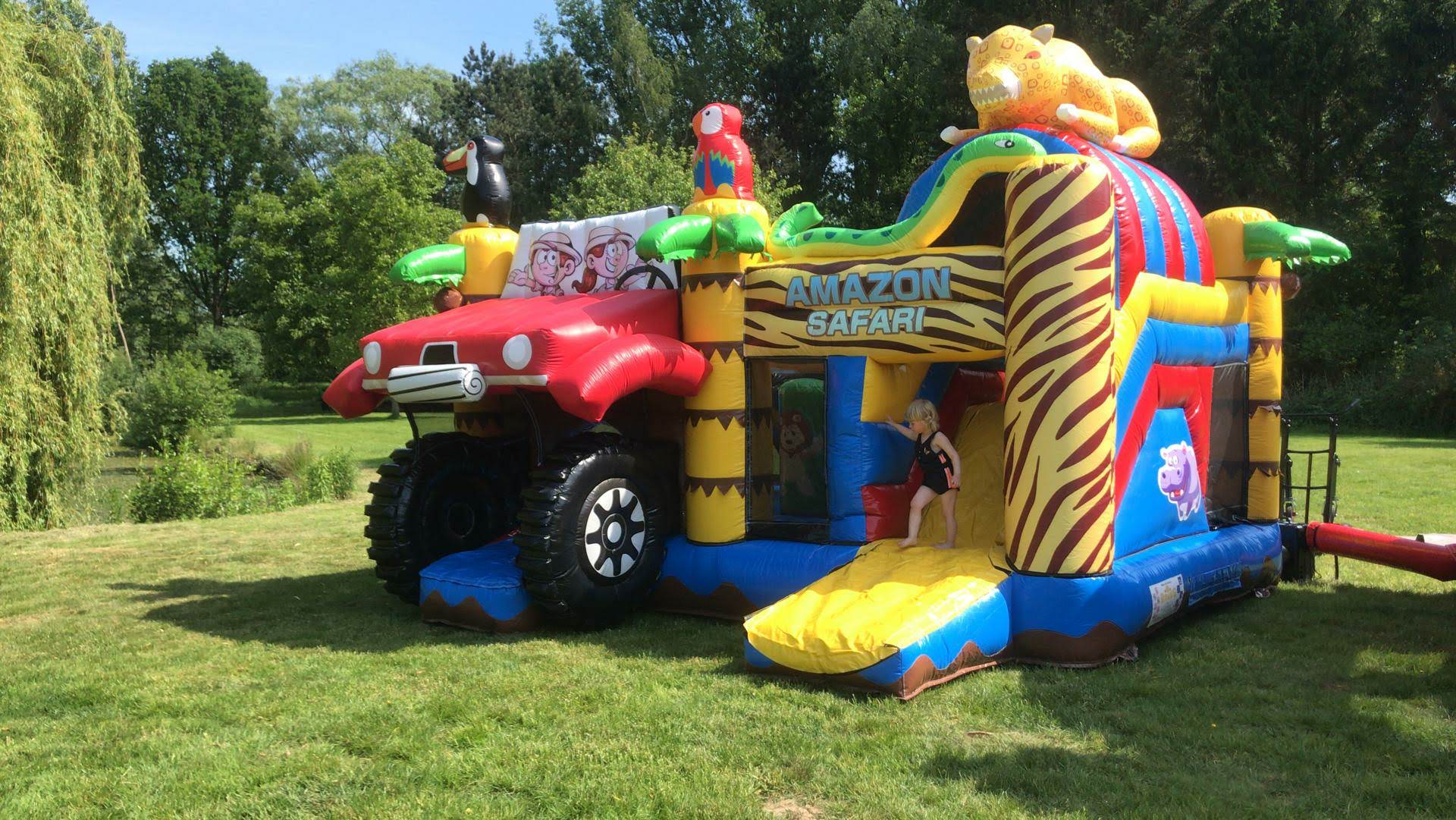 Springkasteel voor kinderen met de jeep op safari en glijbaan huren