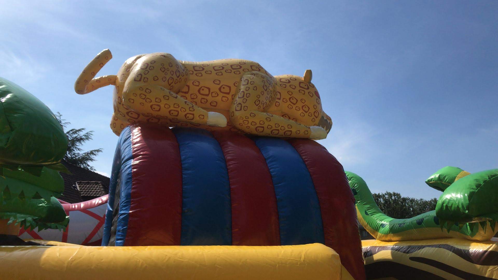 Springkasteel voor kinderen met de jeep op safari en glijbaan huren