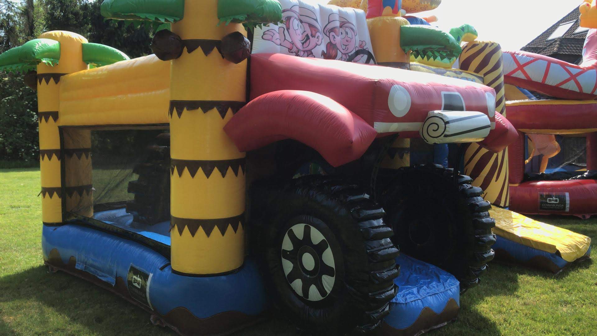 Springkasteel voor kinderen met de jeep op safari en glijbaan huren