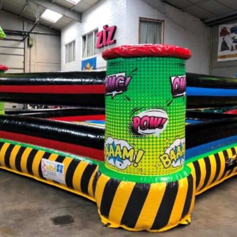 Inflatable boxing ring met reuze handschoenen