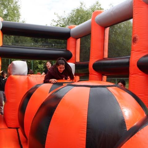 sportdag middelbare school met springkastelen