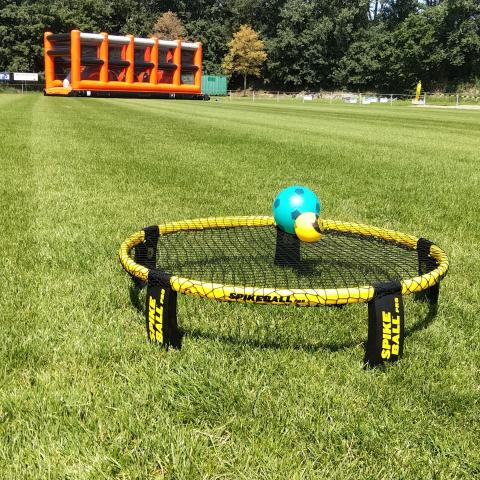 spikeball op sportdag middelbare school